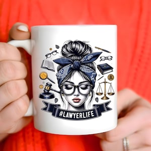 Op de afbeelding: Witte keramische mok met een illustratie van een vrouw met een bril en een blauwe bandana, omringd door juridische symbolen. De mok heeft de tekst "#LAWYERLIFE" op een banner.
