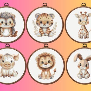 Puede incluir: Seis aros de bordado redondos con diferentes diseños de animales. Los animales son un erizo, un tigre, una jirafa, un cerdo, un león y un conejo. Los animales están todos dibujados en un estilo de dibujos animados con ojos grandes.