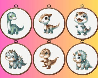 Pode incluir: Seis aros de bordado redondos com diferentes desenhos de dinossauros de desenhos animados. Os dinossauros são todos de cores e poses diferentes. Os aros são todos brancos com uma moldura de madeira marrom.