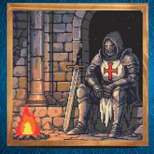 Puede incluir: Imagen pixelada enmarcada de un caballero con armadura completa, sentado con una espada. El caballero tiene una cruz roja en el pecho. Un peque&ntilde;o fuego arde cerca, con una pared de piedra y un cielo oscuro de fondo.