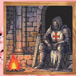 Puede incluir: Imagen en pixel art enmarcada que representa a un caballero con armadura completa, apoyado contra una pared de piedra. El caballero tiene una cruz roja en el pecho. Una espada se apoya en la pared y una peque&ntilde;a hoguera arde en primer plano. La obra est&aacute; ambientada en un interior poco iluminado.