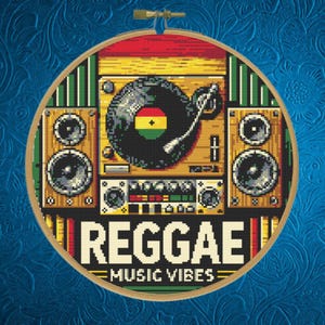 Könnte beinhalten: Ein Kreuzstich-Design mit einer Vintage-Stereoanlage mit Plattenspieler und Lautsprechern. Die Schallplatte hat die Farben der ghanaischen Flagge. Das Wort "REGGAE" wird mit "MUSIC VIBES" darunter angezeigt.