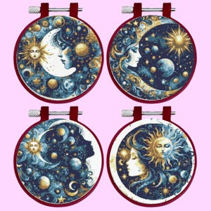 Puede incluir: Cuatro bastidores de bordado circulares con patrones de punto de cruz de temática celestial. Cada diseño muestra un perfil de rostro integrado con sol, luna, estrellas y planetas en tonos azul oscuro, dorado y blanco sobre tela.