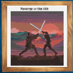 Könnte beinhalten: Kreuzstich-Kunstwerk in einem Holzrahmen, das eine Szene aus "Revenge of the Sith" zeigt. Zwei Figuren mit Lichtschwertern duellieren sich vor einem Sonnenuntergang. Der Text "Revenge or the Sith" steht oben.