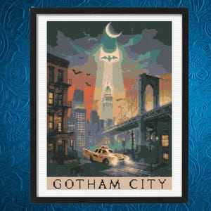 Puede incluir: Arte de punto de cruz enmarcado que representa Gotham City por la noche. Un taxi amarillo corre por una calle, con un puente y el horizonte de la ciudad al fondo. El símbolo de Batman brilla sobre la ciudad, con el texto "GOTHAM CITY" en la parte inferior.