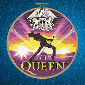 Könnte beinhalten: Ein runder Stickrahmen mit einem Kreuzstichmotiv der Band Queen. Das Bild zeigt die schwarze Silhouette eines Sängers in einer dynamischen Pose vor einem violetten, rosafarbenen und gelben Sonnenuntergangshintergrund mit dem Queen-Wappen.