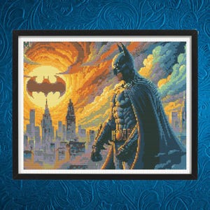 Puede incluir: Obra de arte enmarcada que representa a Batman frente a una puesta de sol, con la Bat-Señal prominente. La imagen es de estilo pixelado, con un paisaje urbano de fondo. La paleta de colores incluye tonos de naranja, amarillo y azul.