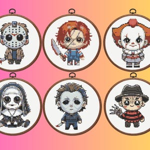 Puede incluir: Seis aros de bordado de punto de cruz con versiones de dibujos animados de personajes de películas de terror. Cada personaje está dentro de un aro de madera redondo con una percha de metal. Los personajes incluyen a Jason Voorhees, Chucky, Pennywise, The Nun, Michael Myers y Freddy Krueger.