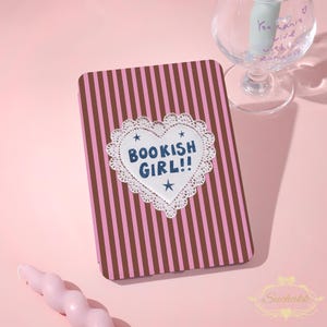 Custodia nuova Bookish Girl per Kindle Colorsoft2024, Kindle 8/10-12, Paperwhite 10-12 6-7", KPW 5/6/7, modello KPW6 personalizzato con cinturino da polso