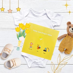 Könnte beinhalten: Ein weißer Baby-Body mit einem gelben Buch mit der Aufschrift "Today everything is Yellow". Das Buch zeigt Illustrationen eines Regenmantels, einer Biene und eines Baggers. Ein Strauß gelber Tulpen, beige Babyschuhe und ein kleiner Teddybär sind ebenfalls vorhanden.