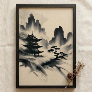 Può includere: Una stampa artistica incorniciata che raffigura un dipinto a inchiostro nero di una pagoda a più livelli immersa tra montagne nebbiose e un piccolo bonsai. L'opera è racchiusa in una sottile cornice in legno scuro, presentando un paesaggio.