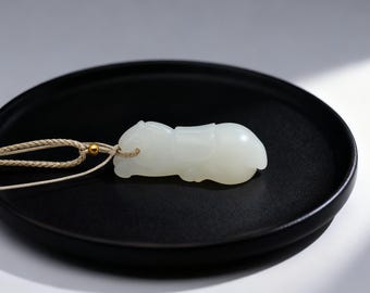 本物のグレードA翡翠馬ペンダント：馬年（2026年）、アイシーホワイト