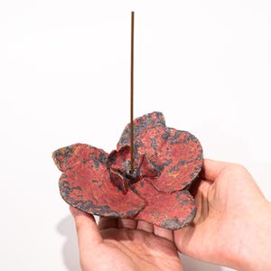 Puede incluir: Un letrero de madera rústica con el texto "Welcome to our home" en letras blancas. El letrero presenta un acabado envejecido y un diseño simple y acogedor, ideal para la decoración de la puerta principal.