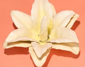 Plato para anillos Creamy Lily, escultura floral de cerámica hecha a mano. Elegante decoración de mesa. Plato único para joyas con forma de flor pintada a mano. Hermoso espacio para guardar joyas.