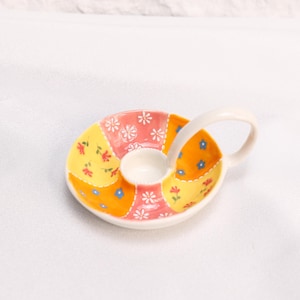 Anpassad lapptäcke blommig kammarljusstake keramisk konisk ljusstake gul orange rosa boho keramik ljusstake present