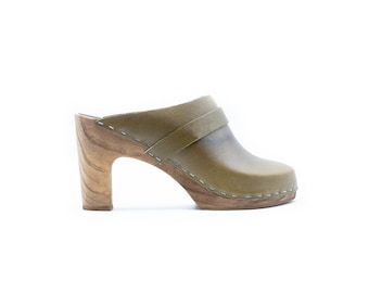 Zuecos de cuero suecos hechos a mano, mules de tacón alto verde oliva