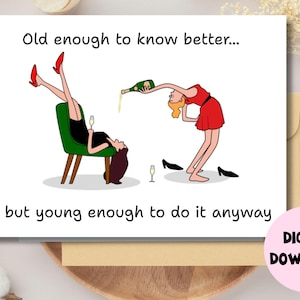 Pode incluir: Um cartão com o texto "Velha o suficiente para saber melhor... mas jovem o suficiente para fazê-lo de qualquer maneira." A ilustração mostra duas mulheres, uma reclinada numa cadeira e a outra a servir champanhe. As palavras "DOWNLOAD DIGITAL" estão num círculo rosa.