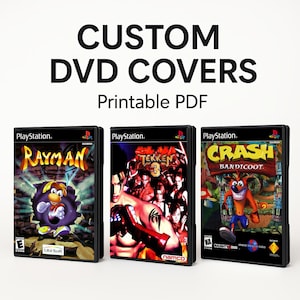 Puede incluir: Tres cajas de juegos de PlayStation con cubiertas personalizadas. Las cubiertas presentan los juegos Rayman, Tekken 3 y Crash Bandicoot. Las cajas son negras con un logotipo de PlayStation plateado.