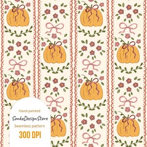 Peut inclure: Motif sans couture avec des citrouilles peintes à la main, des vignes vertes, des nœuds roses et de petites fleurs violettes sur fond crème. Le motif comprend des rayures verticales avec un bord festonné. Le texte "Hand painted", "Seamless pattern", et "300 DPI" est visible.