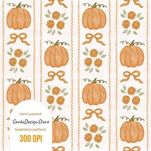 Op de afbeelding: Een naadloos patroon met aquarel pompoenen, strikken en bloemelementen in oranje, groen en beige. Er zijn verticale strepen met een golvende rand. De tekst "Hand painted", "Sonko Design Store", "Seamless pattern" en "300 DPI" is zichtbaar.