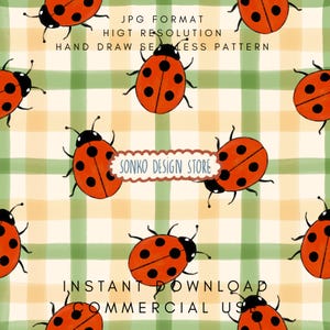 Può includere: Un motivo ripetuto di coccinelle arancioni con pois neri su uno sfondo a scacchi verde e giallo. L'immagine include il testo "JPG FORMAT", "HIGH RESOLUTION", "HAND DRAW SEAMLESS PATTERN", "SONKO DESIGN STORE", "INSTANT DOWNLOAD" e "COMMERCIAL USE".