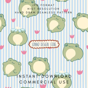 Può includere: Un motivo ripetuto di rane dei cartoni animati verdi e crema, su uno sfondo a righe blu chiaro e bianco. Il design include motivi floreali rosa e il testo "SONKO DESIGN STORE" e "INSTANT DOWNLOAD COMMERCIAL USE".