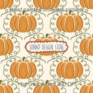Può includere: Un motivo senza cuciture dipinto a mano con zucche arancioni e viticci verdi su sfondo crema. Il testo recita Hand painted seamless pattern, SONKO DESIGN STORE e High resolution 300 DPI. Il design ripete il motivo della zucca.