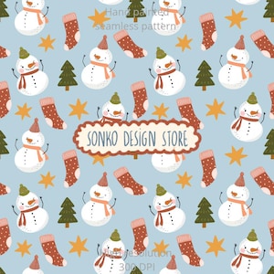 以下が含まれることがあります： 手描きのシームレスパターン。雪だるま、クリスマスツリー、靴下、星が水色の背景に描かれています。雪だるまは帽子とスカーフを着用しています。「SONKO DESIGN STORE」の文字が装飾バナーに表示されています。