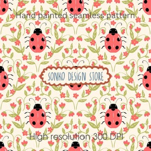Könnte beinhalten: Ein handgemaltes nahtloses Muster mit roten Marienkäfern mit schwarzen Punkten, rosa Blumen und grünen Ranken auf cremefarbenem Hintergrund. Der Text "SONKO DESIGN STORE" befindet sich in einem dekorativen Rahmen. Hochauflösendes Bild, 300 DPI.