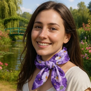 Pañuelo floral morado con pensamientos: un romántico pañuelo botánico de primavera
