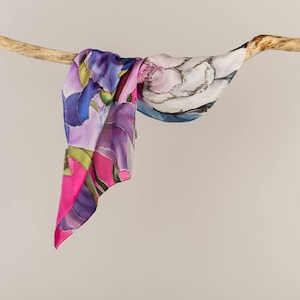 Seidenschal mit Iris, Handbemalter Blumenschal, Lila Rosa Seidenschal, Geschenk für Sie