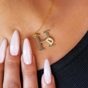 Elegante collar con colgante de letra dorada: delicada joya personalizada con cadena ajustable.