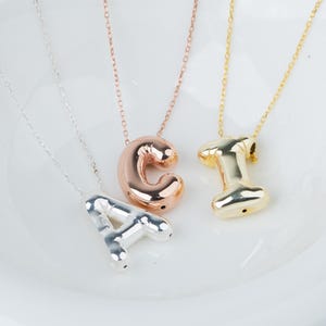 Collar con letra de burbuja personalizada en oro de 14 quilates, colgante con inicial 3D personalizada en oro rosa, amarillo o blanco. Elegante joyería minimalista para mujer.