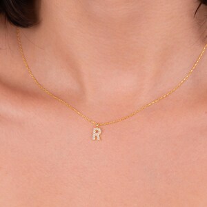 Collar con inicial personalizado bañado en oro y detalle pavé: joyería minimalista para San Valentín, cumpleaños o aniversarios