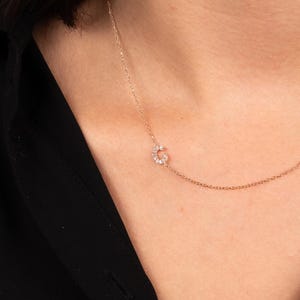Collar con inicial lateral de oro: colgante de letra personalizado / joyería minimalista para mujer en oro rosa, amarillo o blanco