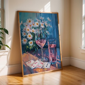 Sztuka ścienna Summer Daisy | Martwa natura z winem i kartami | Plakat kwiatowy Cottagecore | Fantazyjna dekoracja wózka barowego | Grafika kuchenna w kolorze różowym