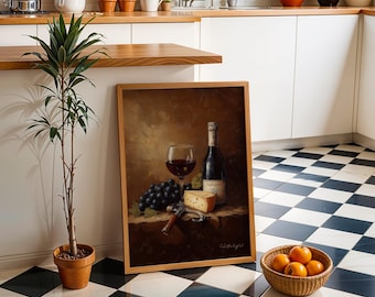 Può includere: Un dipinto di natura morta incorniciato raffigurante una bottiglia di vino scura, un calice riempito di vino rosso, un grappolo d'uva nera, una fetta di formaggio giallo con buchi e un attrezzo in metallo su uno sfondo marrone scuro.