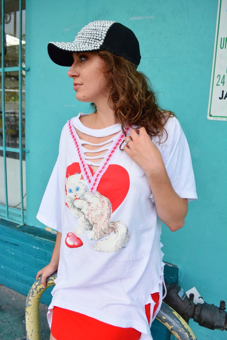 Kitty amor tee / mujeres camiseta / gato tee / gato señora / camiseta angustiada / uno de un tipo cinta encaje V tee correas sueltas en la espalda, se adapta tallas S a través de XL imagen 2