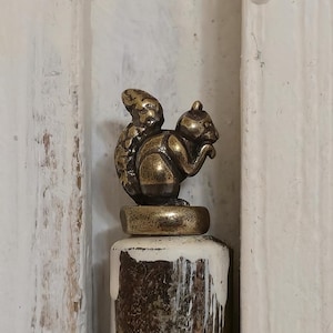 Hinge Head Squirrel Topper – Brass Magnetic Door Hinge Decoration, Woodland Animal Figurine, Unique Nature Lover Gift