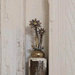 Hinge Head Brass Flower Topper – Magnetic Floral Door Accent, Spring-Inspired Home Hardware, Charming Gift for Garden & Nature Lovers