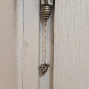 Brass Bee Hinge Head Topper with Beehive Charm, Honeycomb Door Hinge Decoration, Hanging Chain Insect Accent, Cute Brass Home Decor Gift