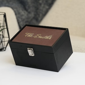 Caja de recuerdos en madera personalizada – Tapa acrílica con nombre y base de tela, regalo elegante para momentos especiales