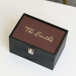 Caja de recuerdos en madera con tapa acrílica personalizada – Base de tela, regalo elegante para bodas o aniversarios