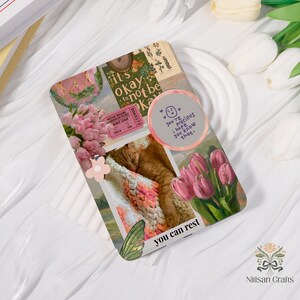 Op de afbeelding: Een rechthoekig decoratief item met een collage-ontwerp. De collage bevat afbeeldingen van roze tulpen, een slapende kat en tekst die luidt "it's okay to not be ok" en "you're precious I hope you know that."