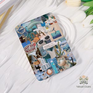 Könnte beinhalten: Eine dekorative Handyhülle mit einem Collage-Design zum Thema Strand. Das Design umfasst Sonnenbrillen, Muscheln, ein Segelboot und die Texte "ALOHA" und "RON JON SURF SHOP". Die Hülle hat eine glänzende Oberfläche und blaue und weiße Elemente.