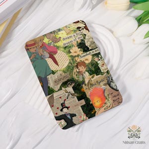 Puede incluir: Un objeto rectangular decorativo con un diseño de collage que presenta ilustraciones de estilo anime, elementos florales y texto. El diseño incluye personajes, flores y frases como "dream a little dream of me" y "I love you". El artículo tiene un borde blanco y una estética suave y artística.