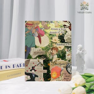 Può includere: Una stampa artistica decorativa con un design a collage. Presenta illustrazioni e testo, tra cui personaggi di un film d'animazione, elementi floreali e frasi come "dream a little dream of me" e "I love you". La tavolozza dei colori è tenue, con verdi, marroni e bianchi.