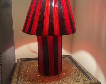 Marokkanische handgefertigte Lampe rot und schwarz, String Art Lampenschirm, orientalische Tischleuchte, handgemachte Wohnkultur aus Marrakesch