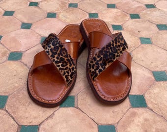 Ledersandalen für Damen – Handgefertigte marokkanische Sandalen – Pantoletten mit Leopardenmuster – Boho-Sommerschuhe – Flache Slipper