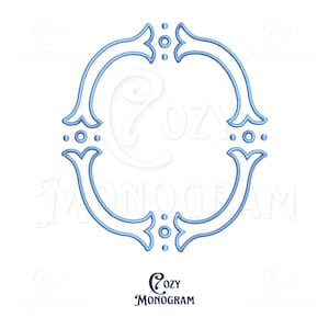 Può includere: Una cornice decorativa azzurra con un design stilizzato, caratterizzata da linee curve e piccoli accenti circolari. La cornice è centrata su uno sfondo bianco. Il testo "COZY MONOGRAM" è in basso.